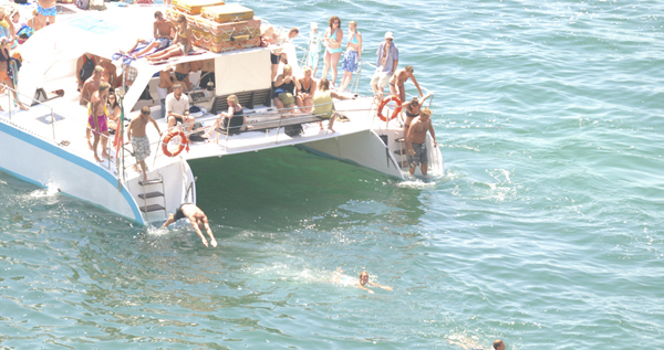 Fiesta en catamaran en Albufeira. Viajes 500 Millas. Agencia de viajes con despedidas de soltero en el Algarve