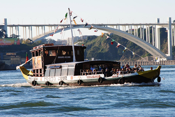 Crucero por el Duero en Oporto. Despedidas de soltero y soltera en Oporto, Portugal. Paseo en barco por el río Duero en Portugal.